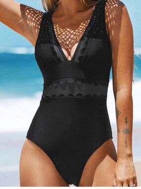 Cupshe Black Scalloped V-Neck One-Piece Swimsuit